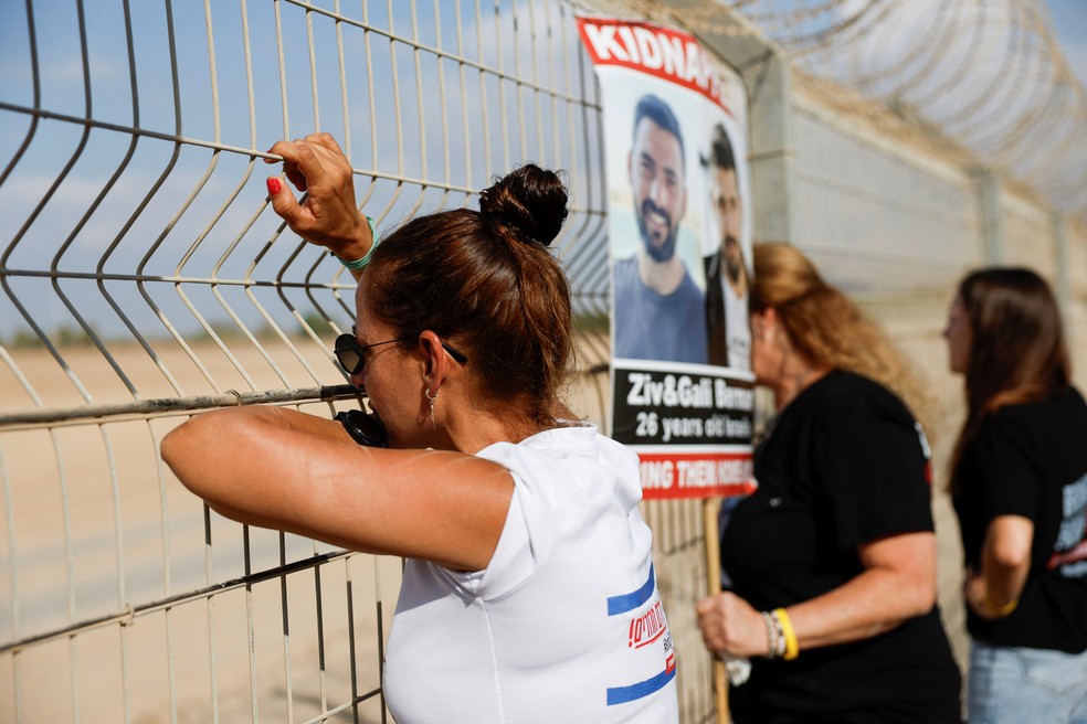 Parentes de reféns na fronteira de Israel com a Faixa de Gaza — Foto: REUTERS/Amir Cohen