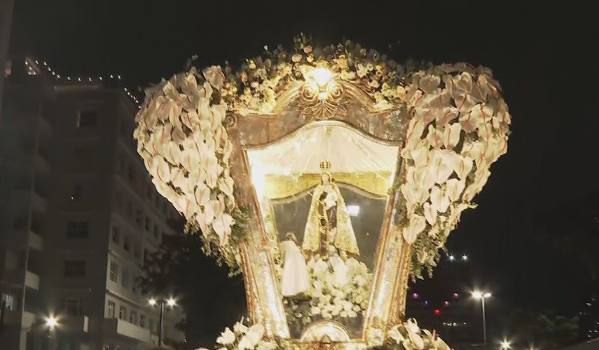 Fiéis lotaram Pátio do Carmo para homenagear a padroeira do Recife