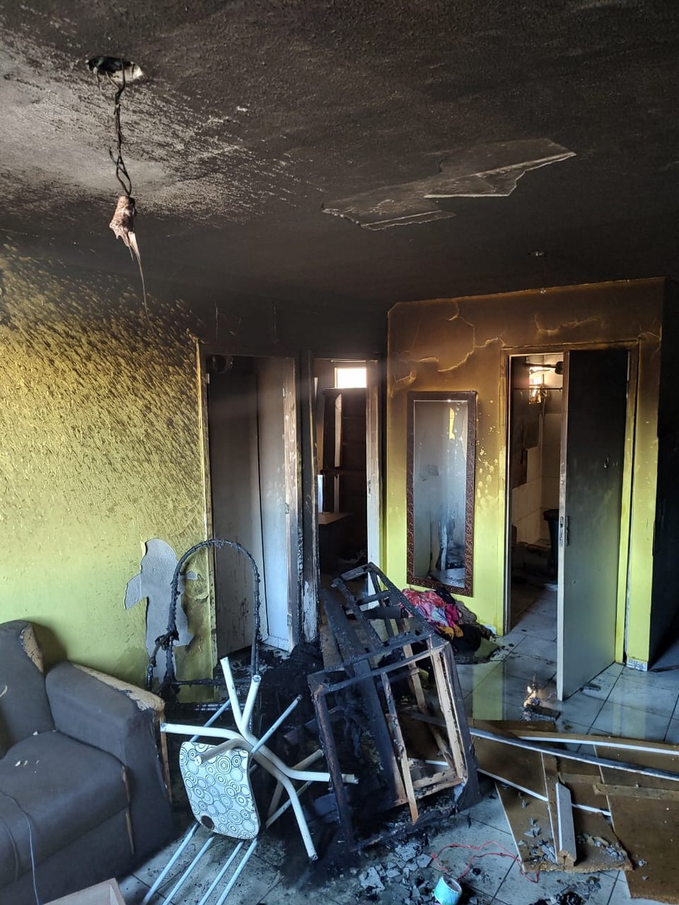 Homem tocou fogo em apartamento no Benedito Bentes, em Maceió — Foto: Corpo de Bombeiros de Alagoas
