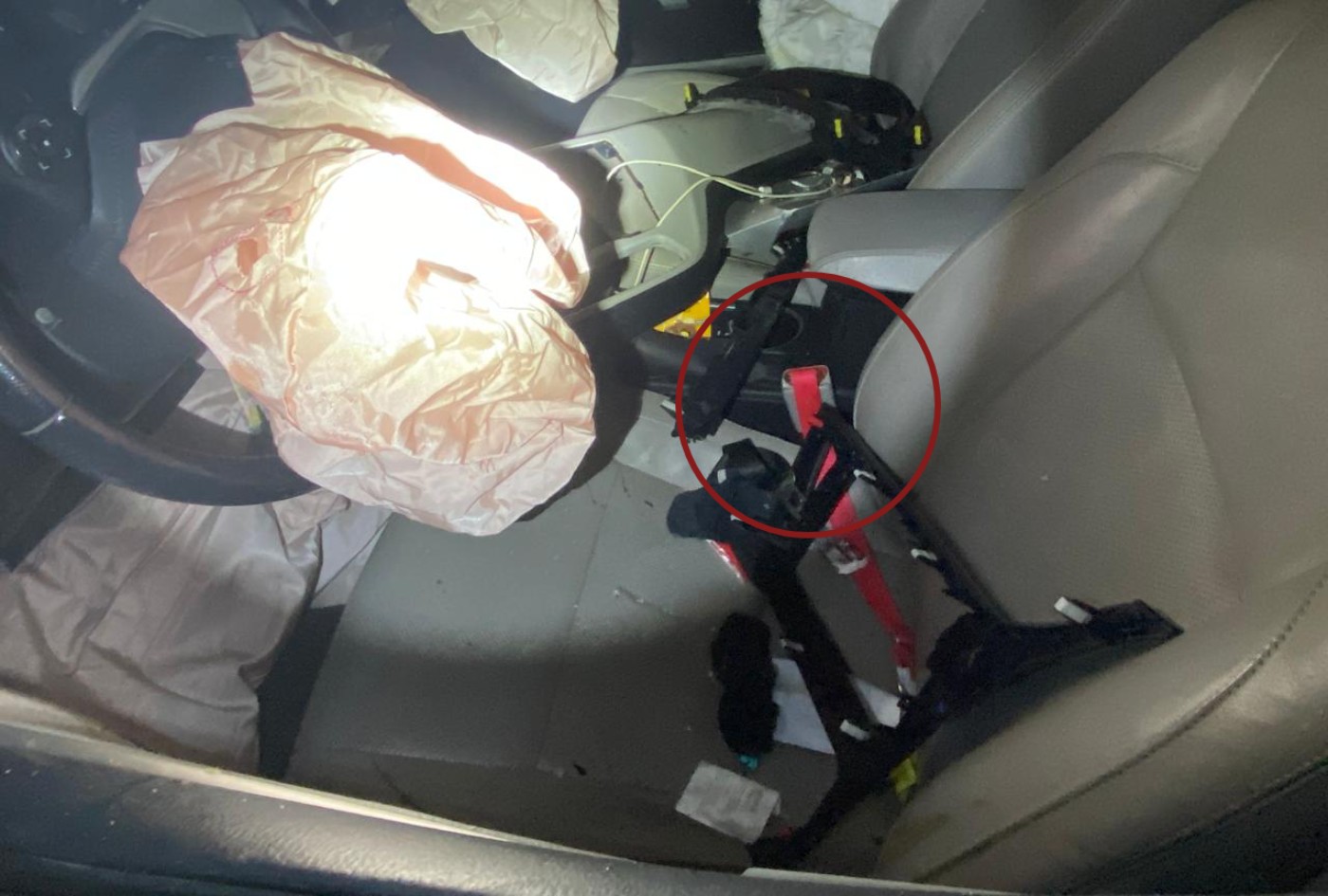 Dispositivo no lugar do cinto de segurança é encontrado pela PRF em carro após motorista capotar, ser ejetada e morrer no Paraná