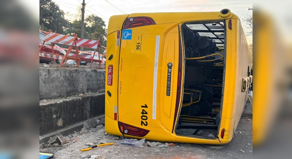 Ônibus de transporte coletivo tombou e deixou feridos em Jundiaí (SP) — Foto: Wânyffer Monteiro/TV TEM