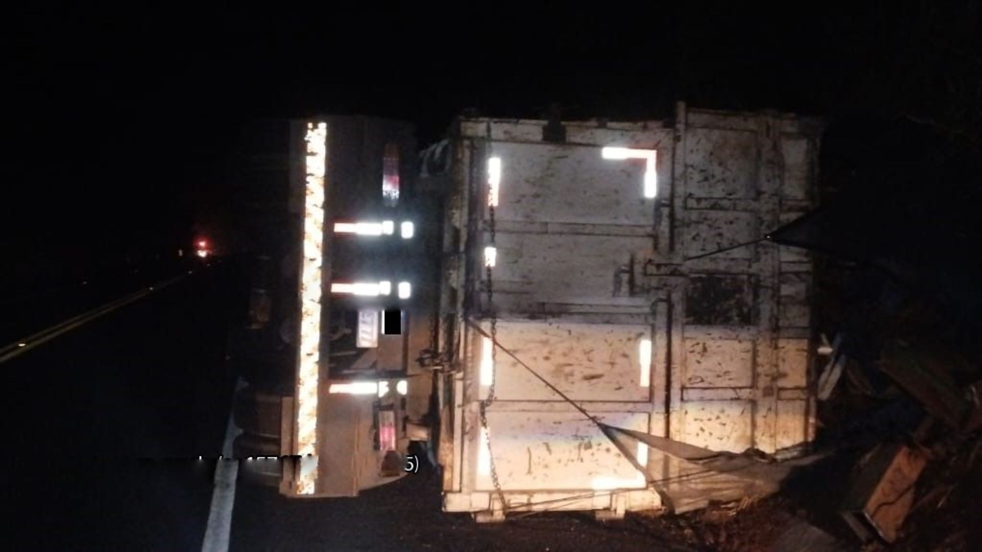 Caminhão carregado com 26 toneladas de sucata tomba em Paraguaçu Paulista