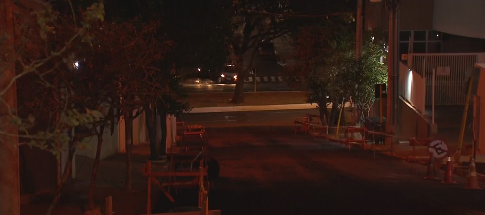 Rua Rodrigo Romeiro é liberada para o trânsito, mas aplicação do asfalto fica para a próxima semana — Foto: TV TEM/Reprodução