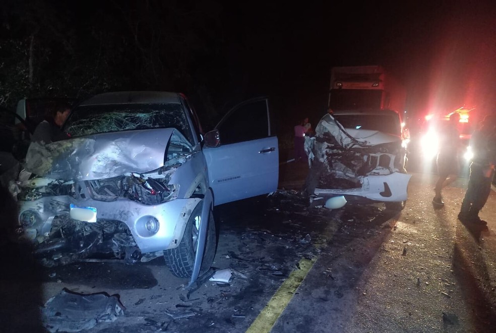 Colisão entre três carros deixou um homem morto. — Foto: Reprodução