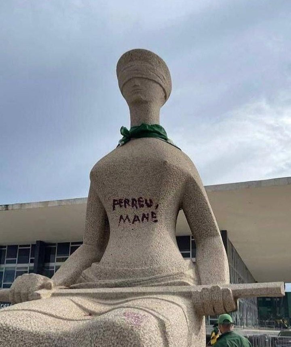 'A Justiça', de Alfredo Ceschiatti, é pichada em ato terrorista em Brasília — Foto: Redes sociais