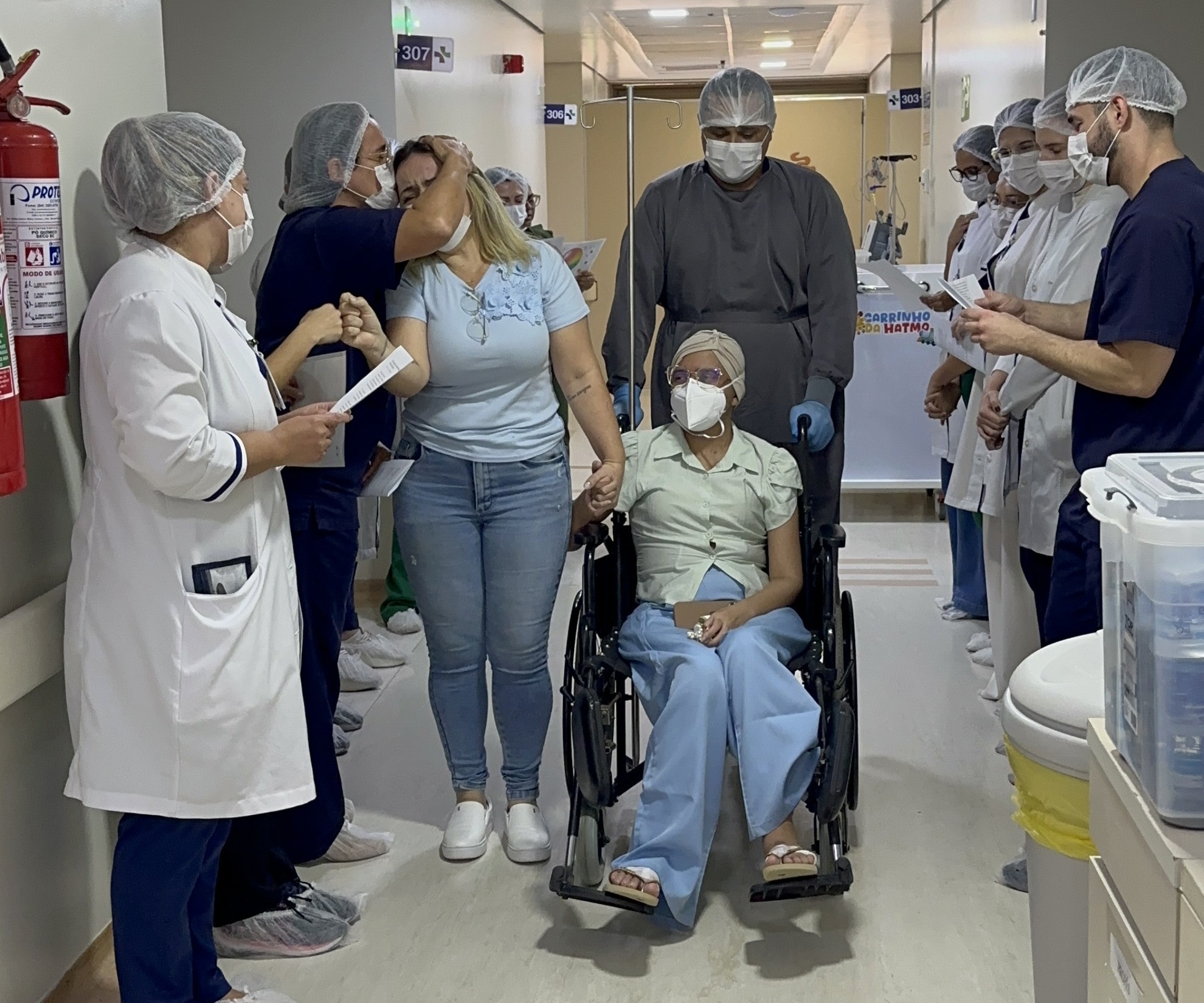 Filha que recebeu medula da mãe deixa hospital após quase sete meses de tratamento em Natal; veja vídeo