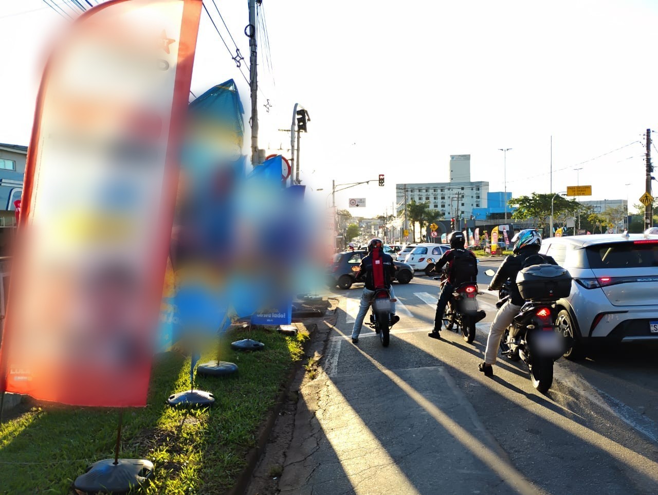 Material de campanha invade ruas de Sorocaba e interfere na sinalização de trânsito