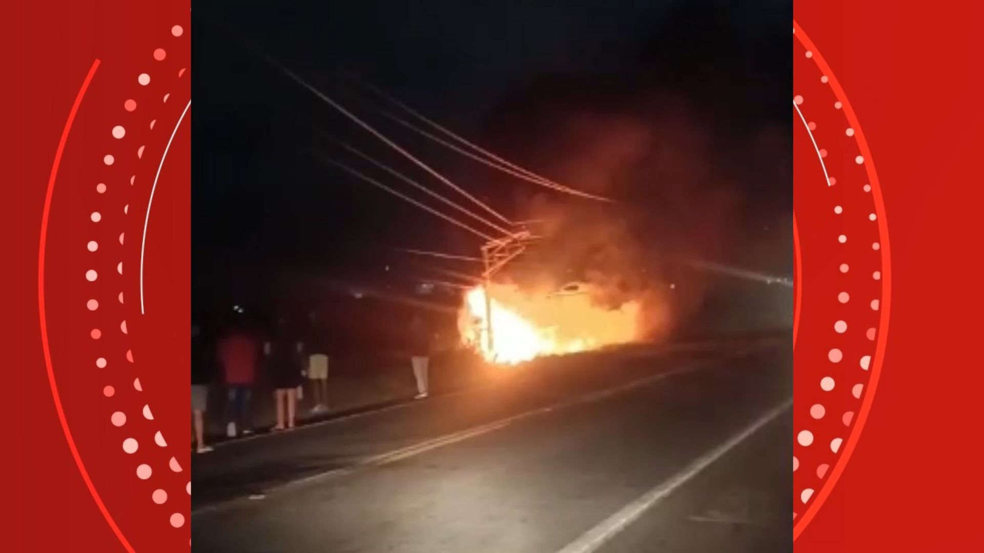 Dois homens morrem carbonizados após carro bater em poste e pegar fogo em Guarapari