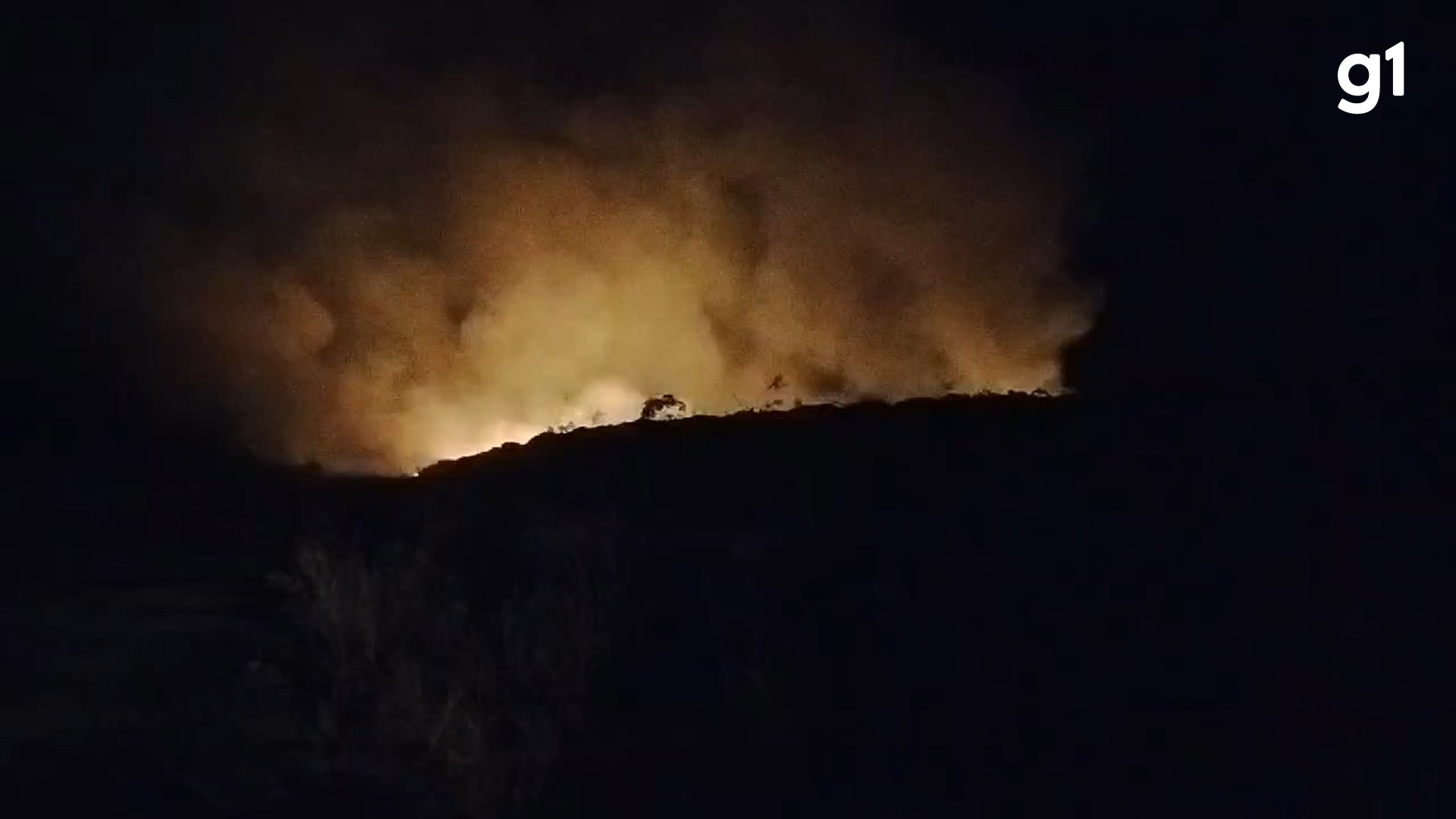 Incêndio atinge antigo 'lixão' e destrói vegetação em Espigão D’Oeste, RO