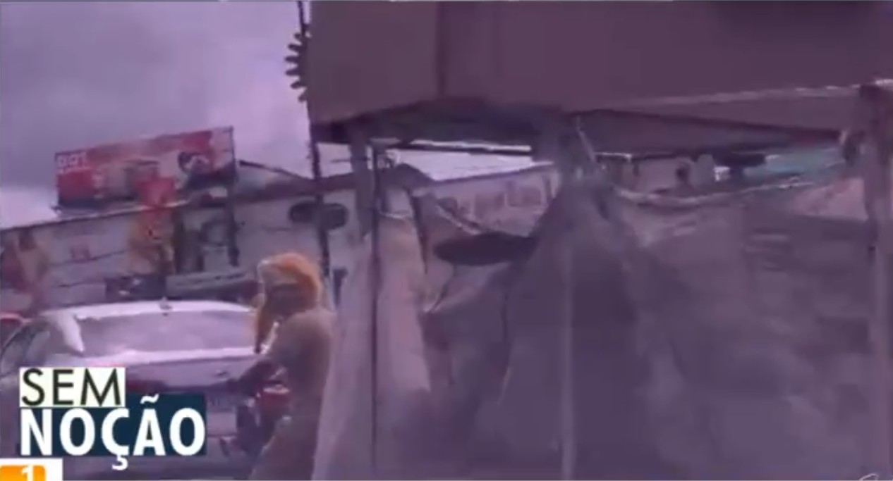 Homem com gorro de pelúcia é flagrado carregando sofá em uma moto na Grande Belém; VÍDEO
