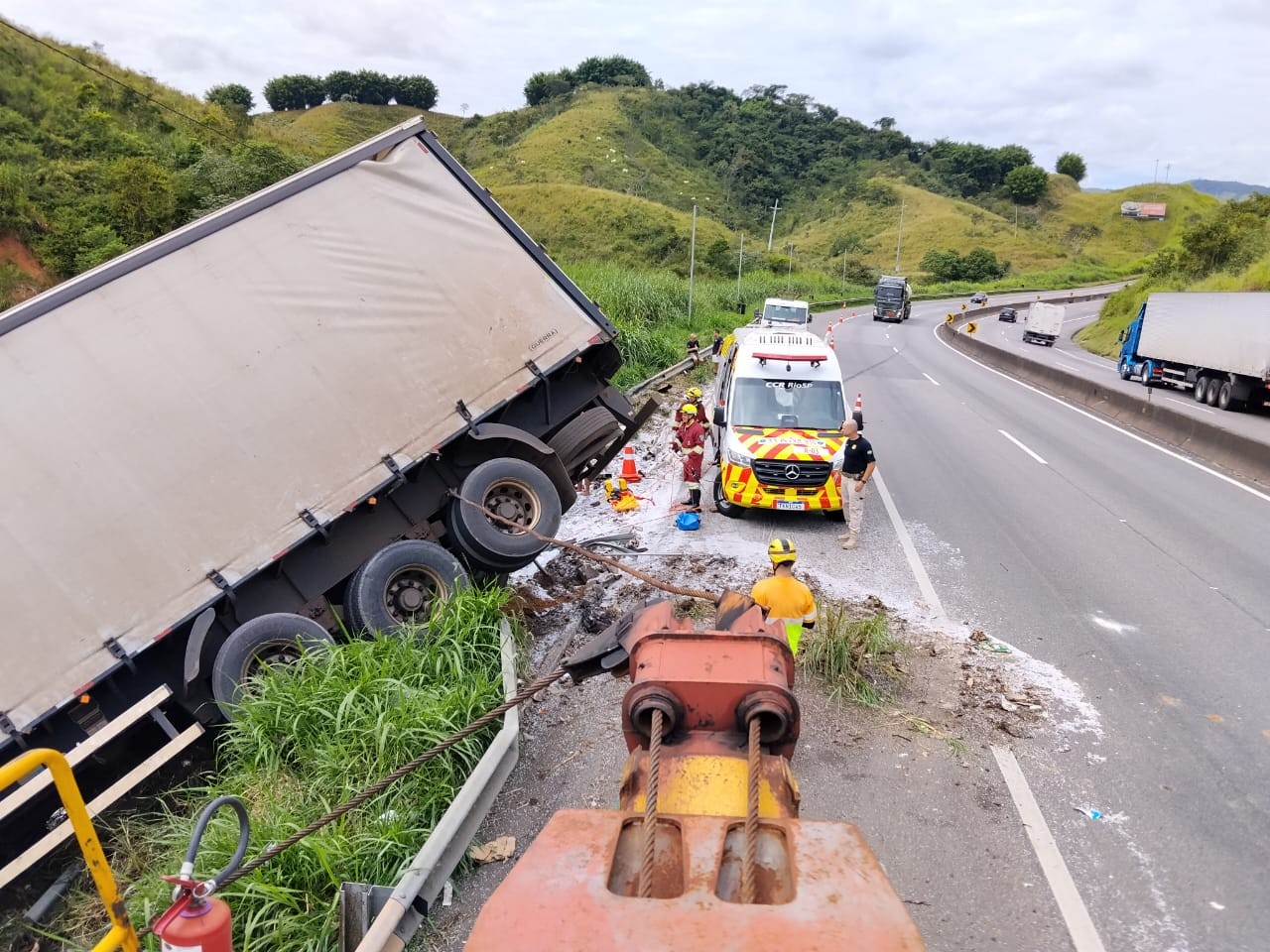 Acidente entre dois caminhões mata pessoa e deixa outra ferida na Via Dutra, em Barra Mansa