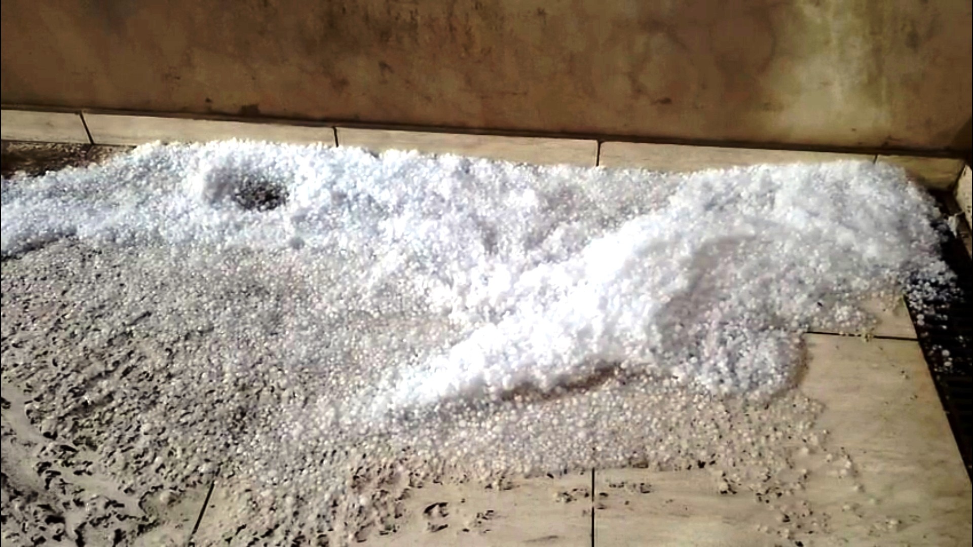 VÍDEO: chuva forte de granizo atinge cidade do interior de SP; veja pedras de gelo