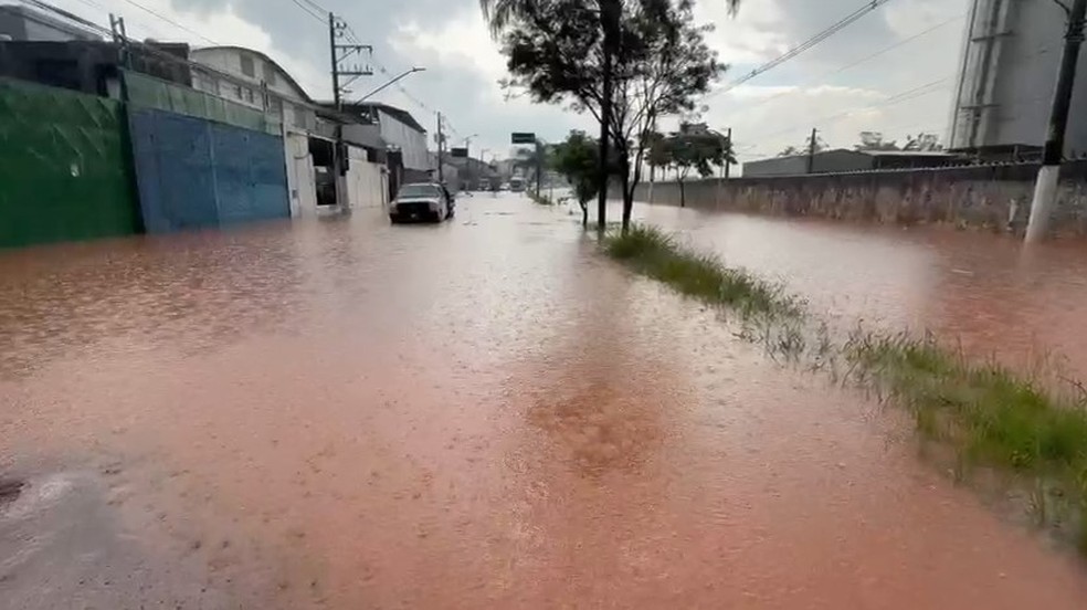 Ponto de alagamento na avenida Doutor Assis Ribeiro, em Ermelino Matarazzo, Zona Leste de SP — Foto: William Santos/TV Globo