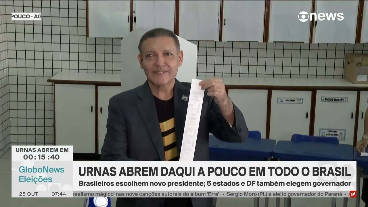 Presidente do TSE, Nunes Marques acompanha abertura de seção e vota