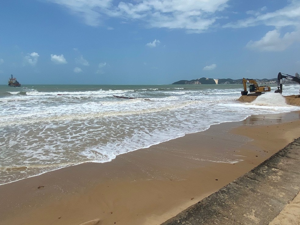 Draga bombeia areia para a praia de Ponta Negra, em Natal — Foto: Pedro Trindade/Inter TV Cabugi