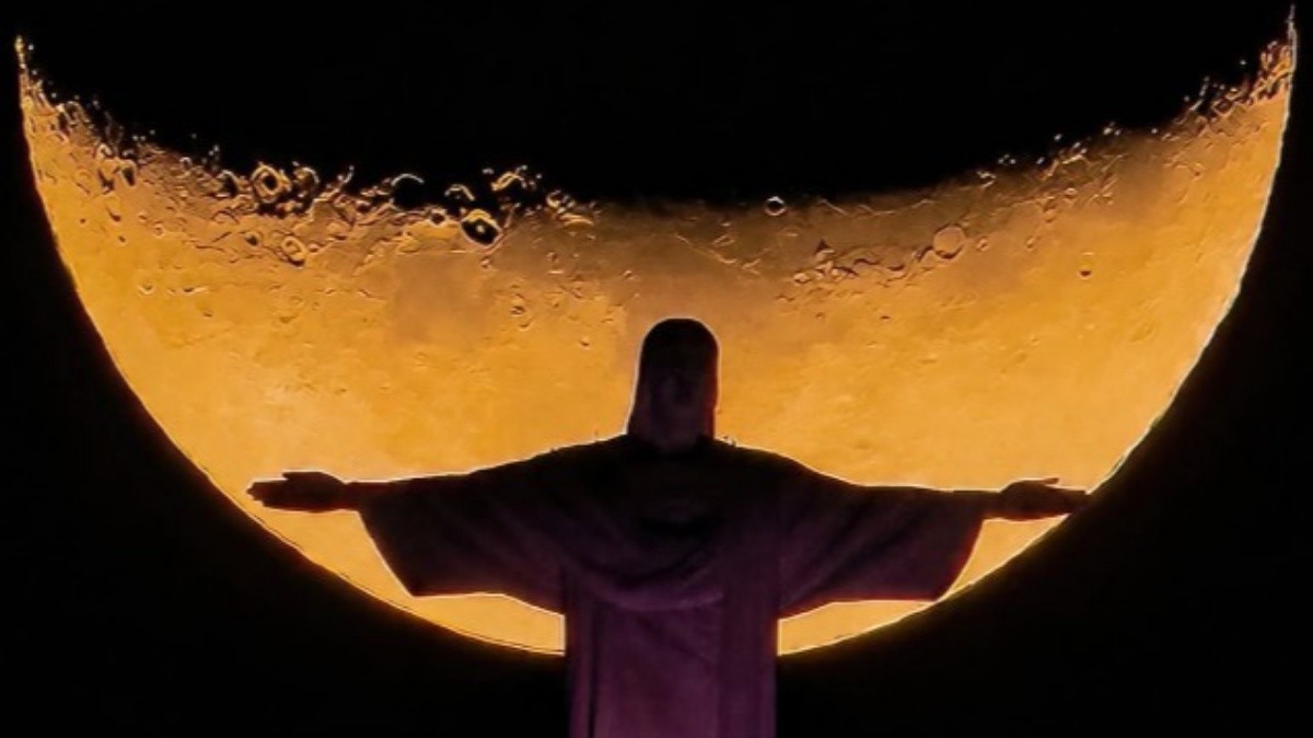 Timelapse mostra Lua 'sorrindo' atrás do Cristo Redentor; VÍDEO