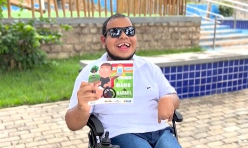 Baiano com paralisia lança biografia depois de médicos afirmarem que ele não conseguiria ler — Foto: Reprodução/TV Sudoeste