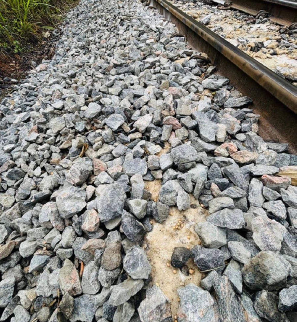 Tentativa de ocultação do resíduo, com parte do açúcar soterrada por brita — Foto: Prefeitura de Morretes