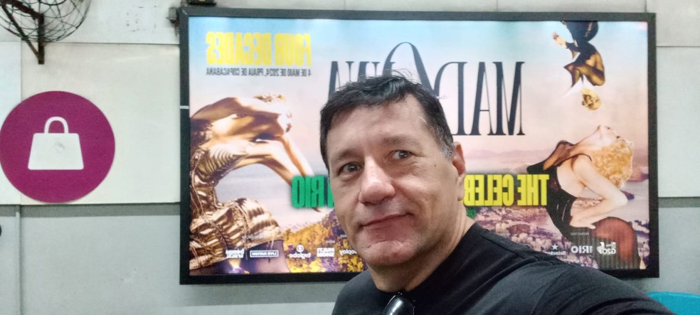 Marcelo com o cartaz do show que acontecerá em Copacabana — Foto: Arquivo pessoal