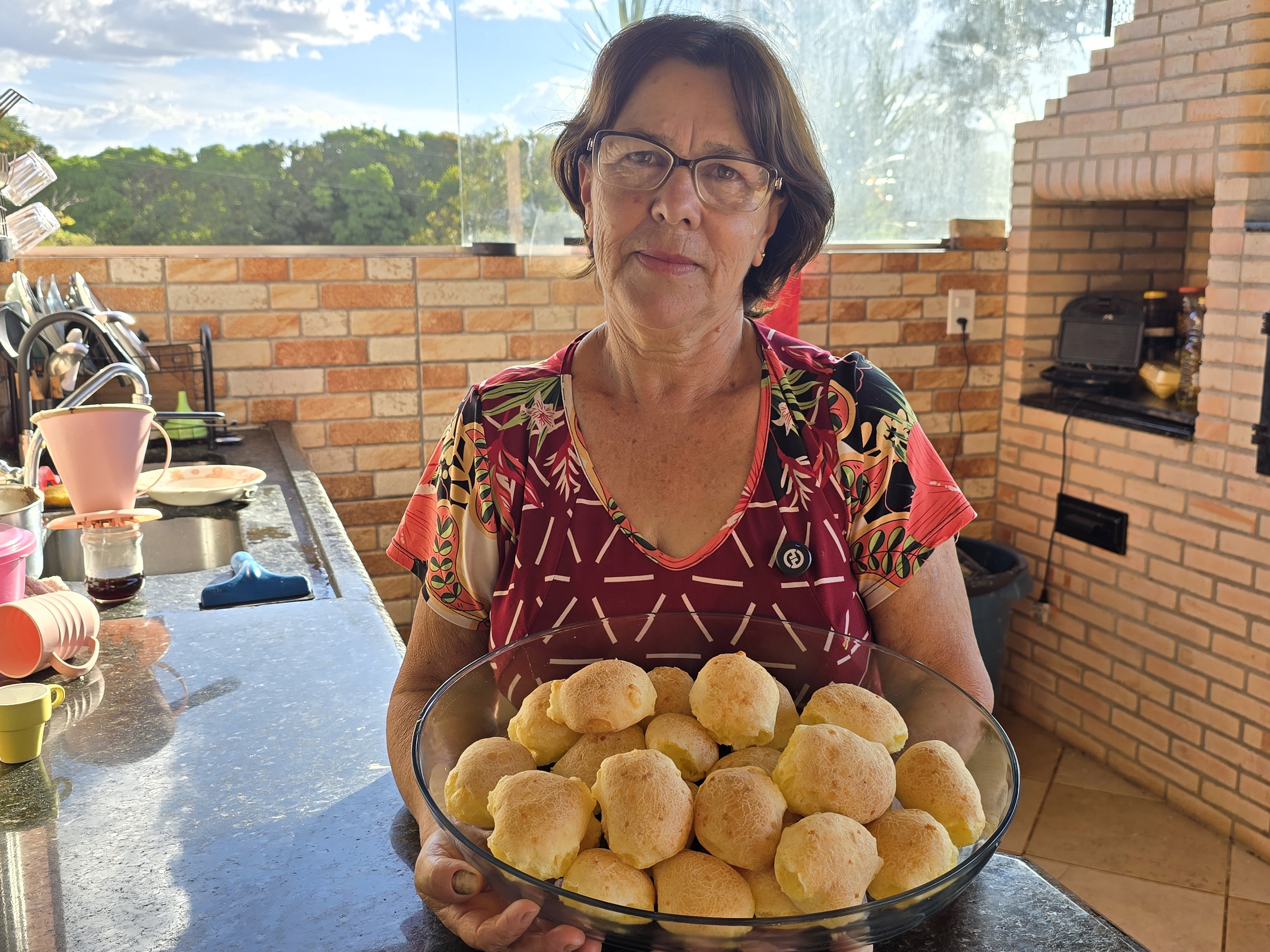 Quem é a influenciadora com sotaque mineiro que tem mais de 100 milhões de visualizações em receitas do 'tempo da vovó'