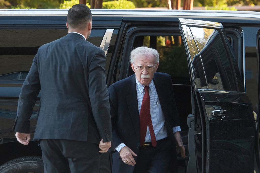 Ex-assessor de Trump John Bolton se entrega à Justiça e se declara inocente de acusações de uso indevido de informações secretas