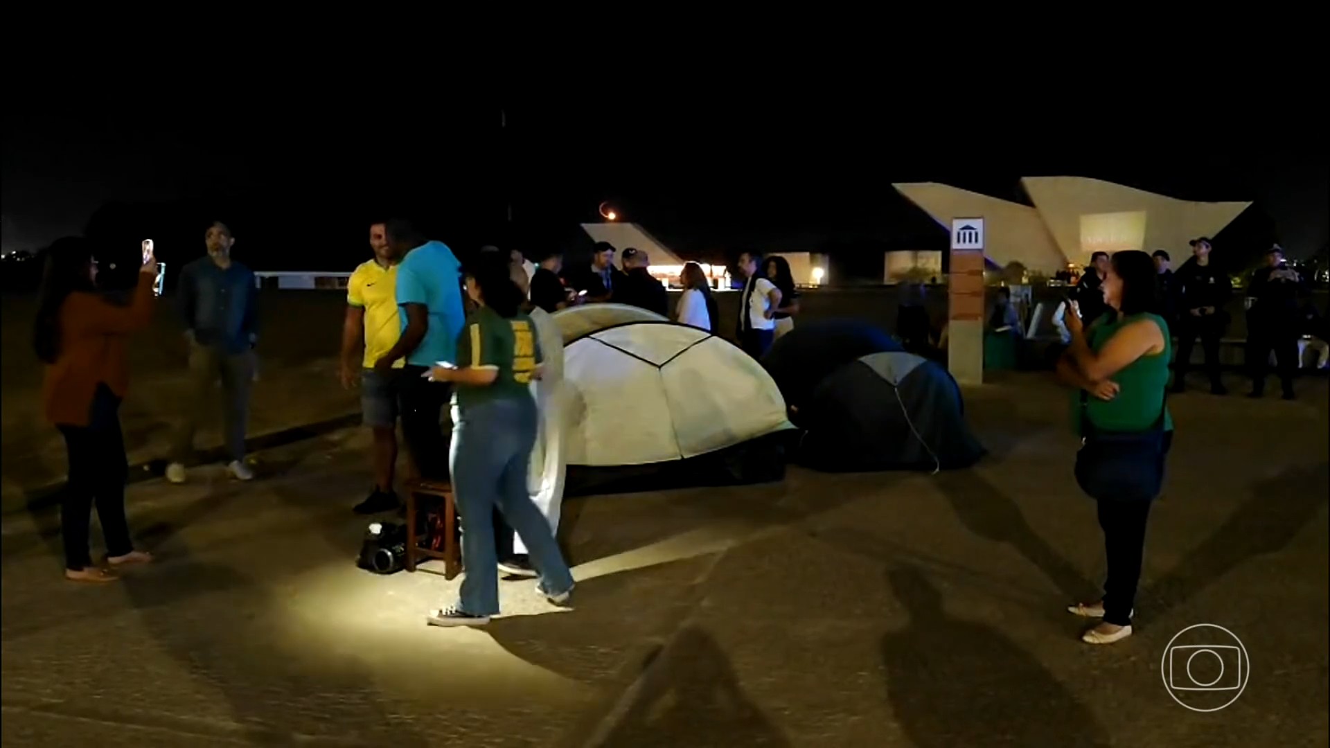 Moraes determina retirada de acampamento de aliados de Bolsonaro na Praça dos Três Poderes