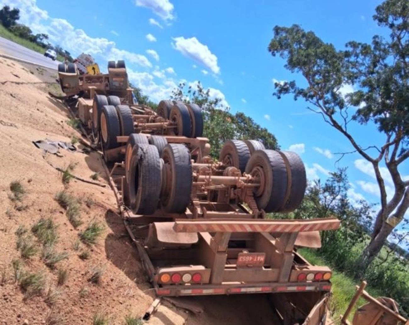 Caminhão desvia de veículo que fazia ultrapassagem irregular e tomba na BR-452 entre Uberlândia e Araxá
