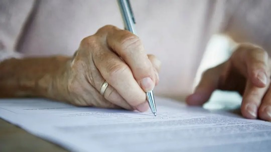 O documento que pode definir os momentos finais da sua vida - 
Desde a pandemia de covid-19, a cada ano, em média 618 brasileiros registram testamento vital em cartório para ter suas vontades respeitadas no que se refere a cuidados de fim de vida, segundo dados do Colégio Notarial do Brasil.