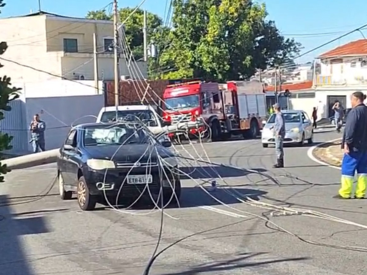 Motoristas ficam presos nos veículos após queda de poste e fiação energizada em Campinas; VÍDEO