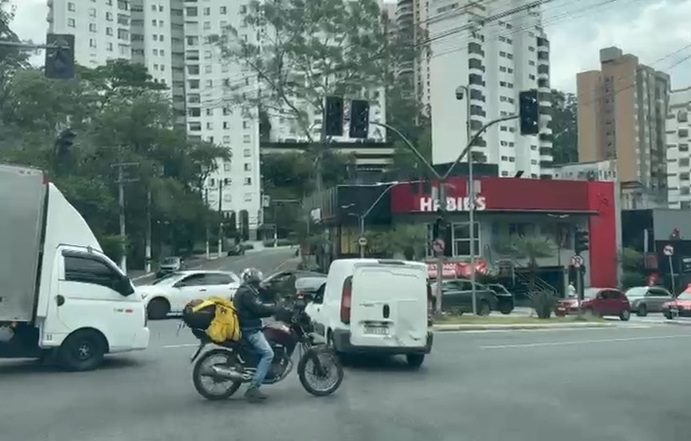 Semáforo apagado na rua José de Oliveira Coelho, esquina com a Av. Dr Guilherme Dumont Vilares, no Morumbi, Zona Sul da cidade de São Paulo, neste sábado (8). — Foto: Maurício Ferraz/TV Globo