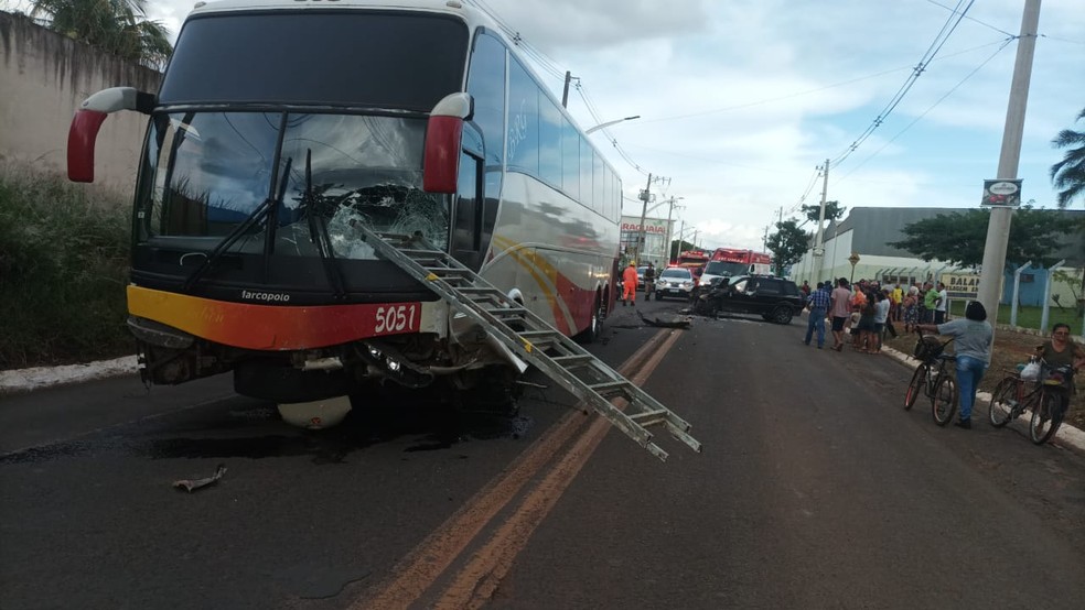 Escada atinge para-brisa ônibus Araguari — Foto: Corpo de Bombeiros/Divulgação