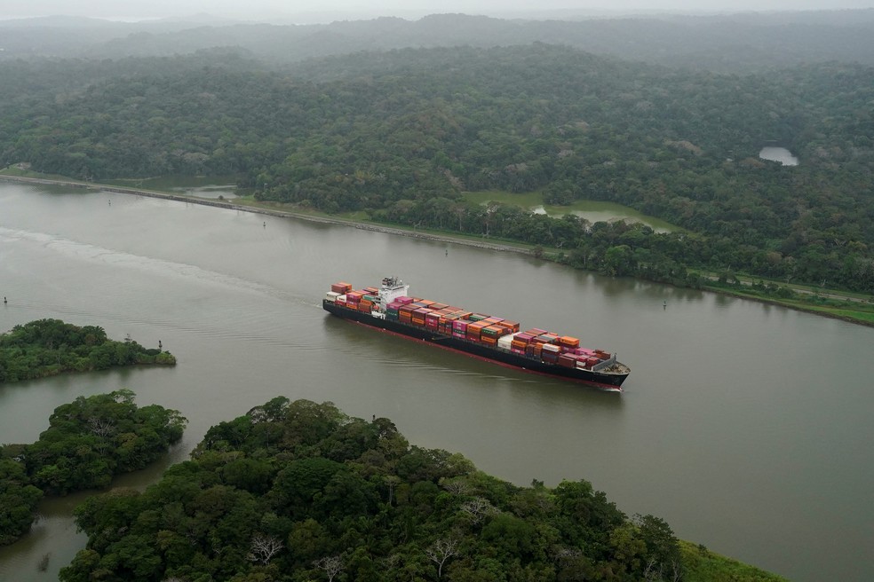 Vista aérea de navio passando pelo Canal do Panamá. — Foto: REUTERS/Enea Lebrun