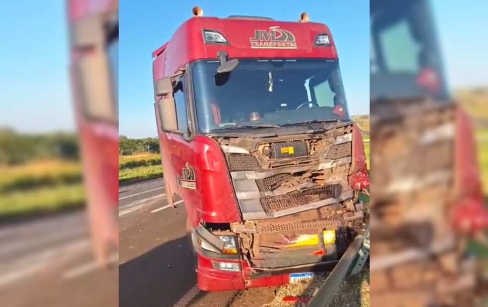 Homem morre após bater carreta contra traseira de caminhão em Ipaussu — Foto: Repórter Ourinhos/Reprodução
