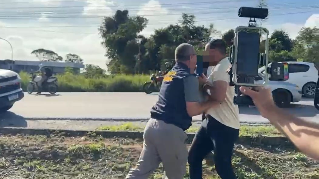 Repórter é empurrado por perito durante cobertura de acidente com morte no Distrito Industrial de Manaus