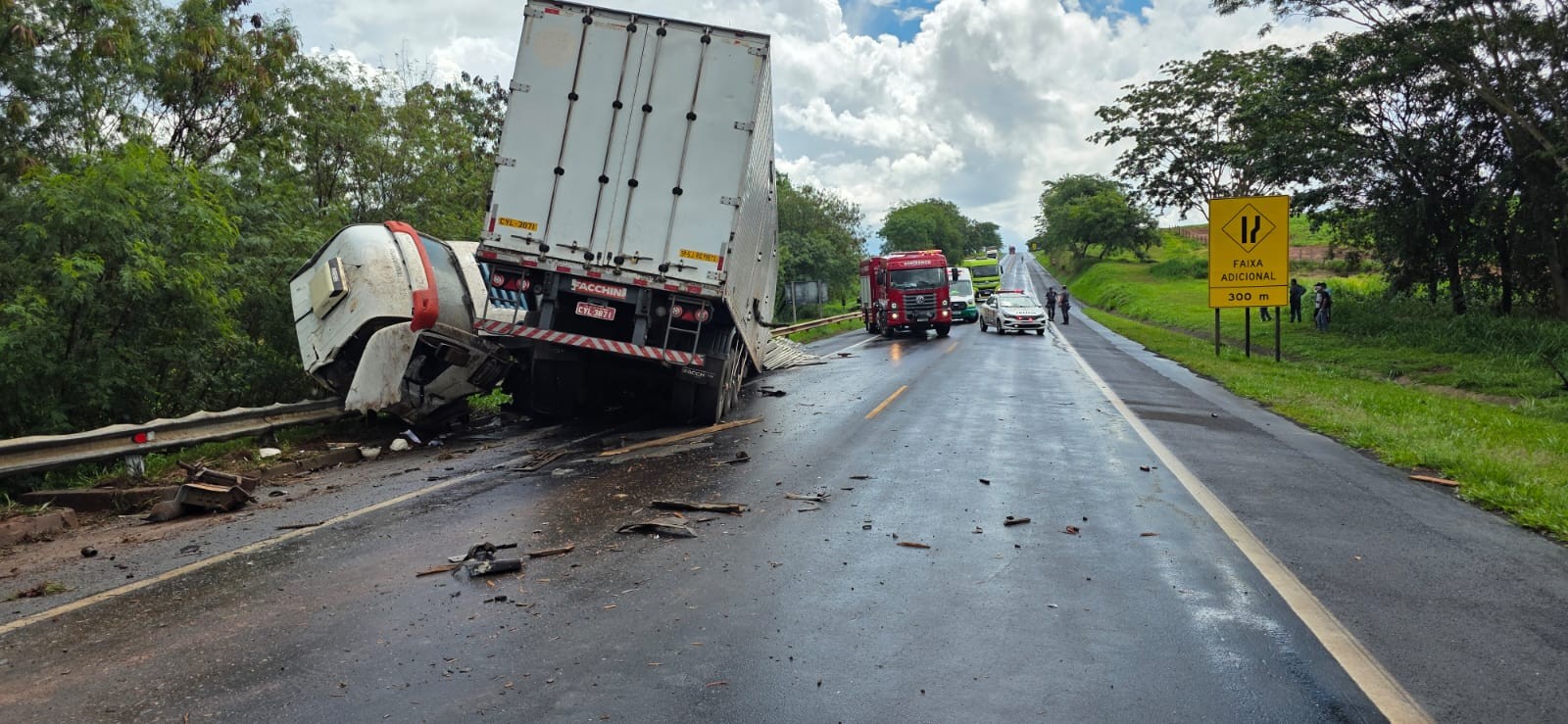 Duas pessoas morrem em acidente entre caminhão e carreta em rodovia no interior de SP