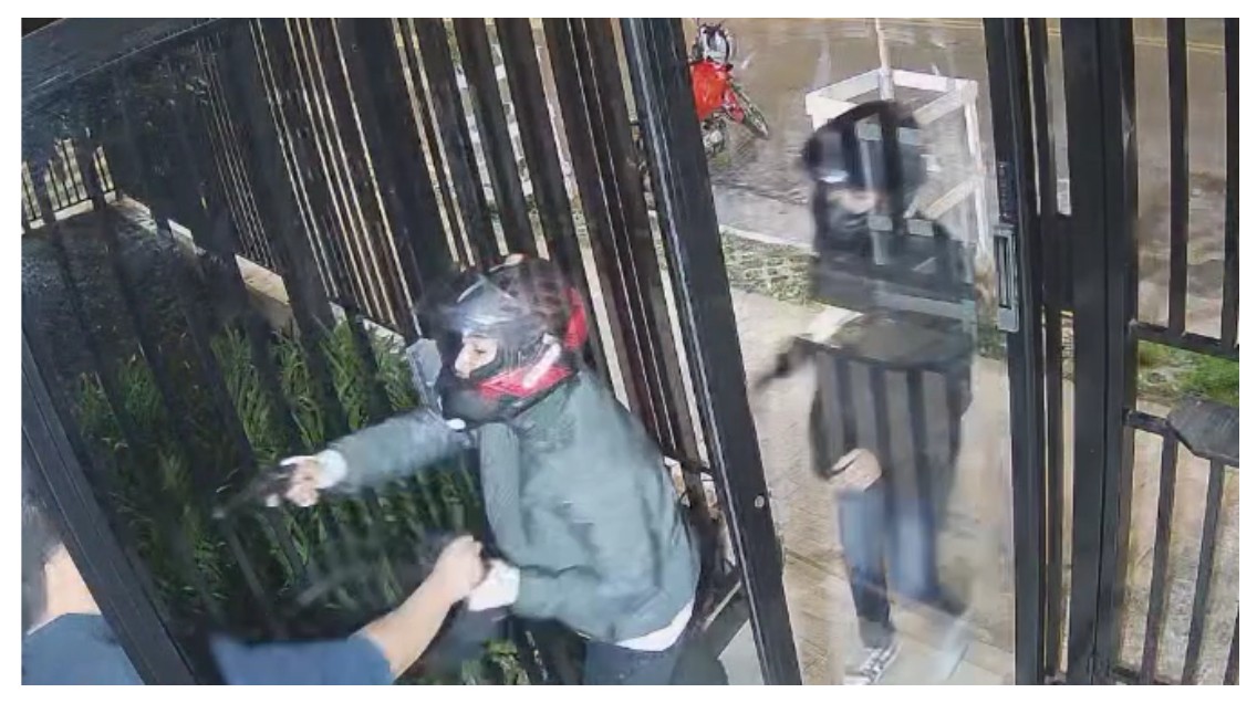VÍDEO: criminoso salta de moto e invade condomínio para roubar casal na Saúde, na Zona Sul de SP