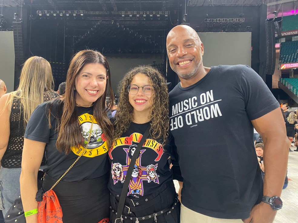 Marina Oliveira ao lado do pai e da mãe esperam o show em Salvador — Foto: Malu Vieira - g1