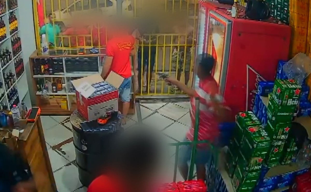 VÍDEO: Homens armados roubam clientes e funcionários de depósito de bebidas na Bahia