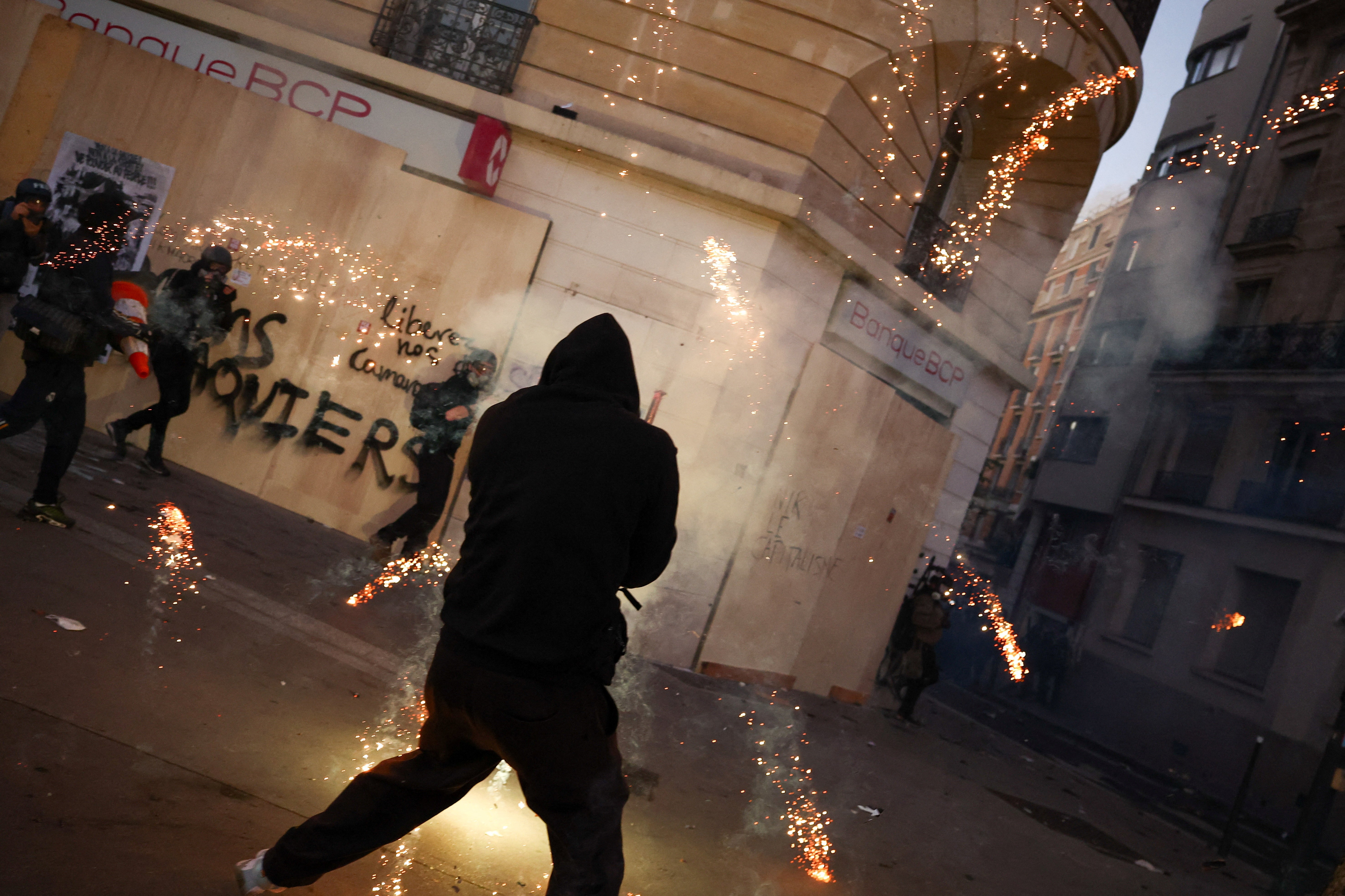 Novos protestos reúnem mais de 300 mil na França e terminam em confrontos com a polícia em Paris