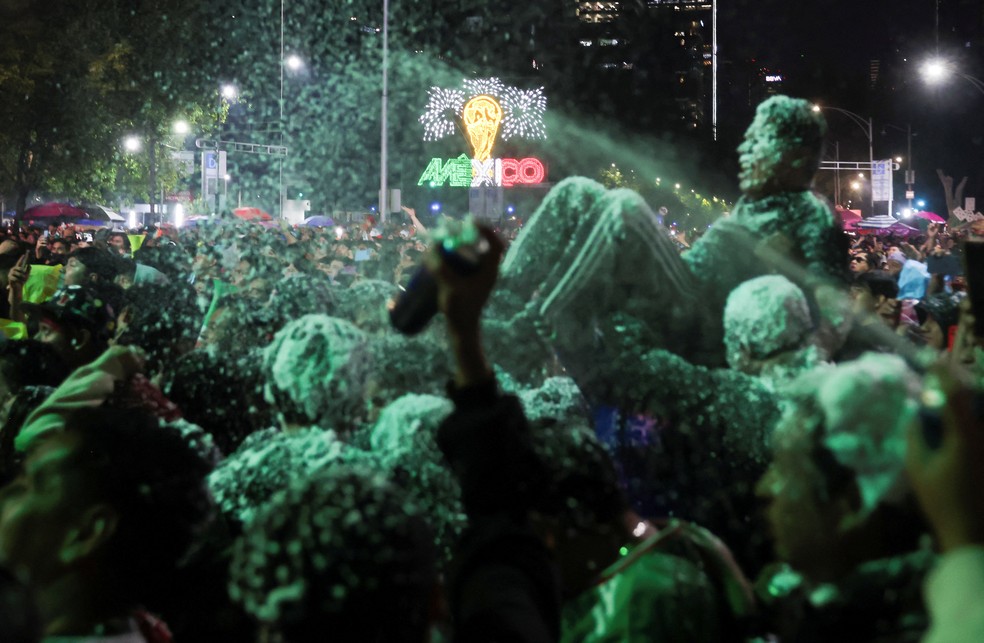 Torcedores do México celebram classificação contra na Copa do Mundo na Cidade do México, em 30 de junho de 2026. — Foto: REUTERS/Quetzalli Nicte-Ha