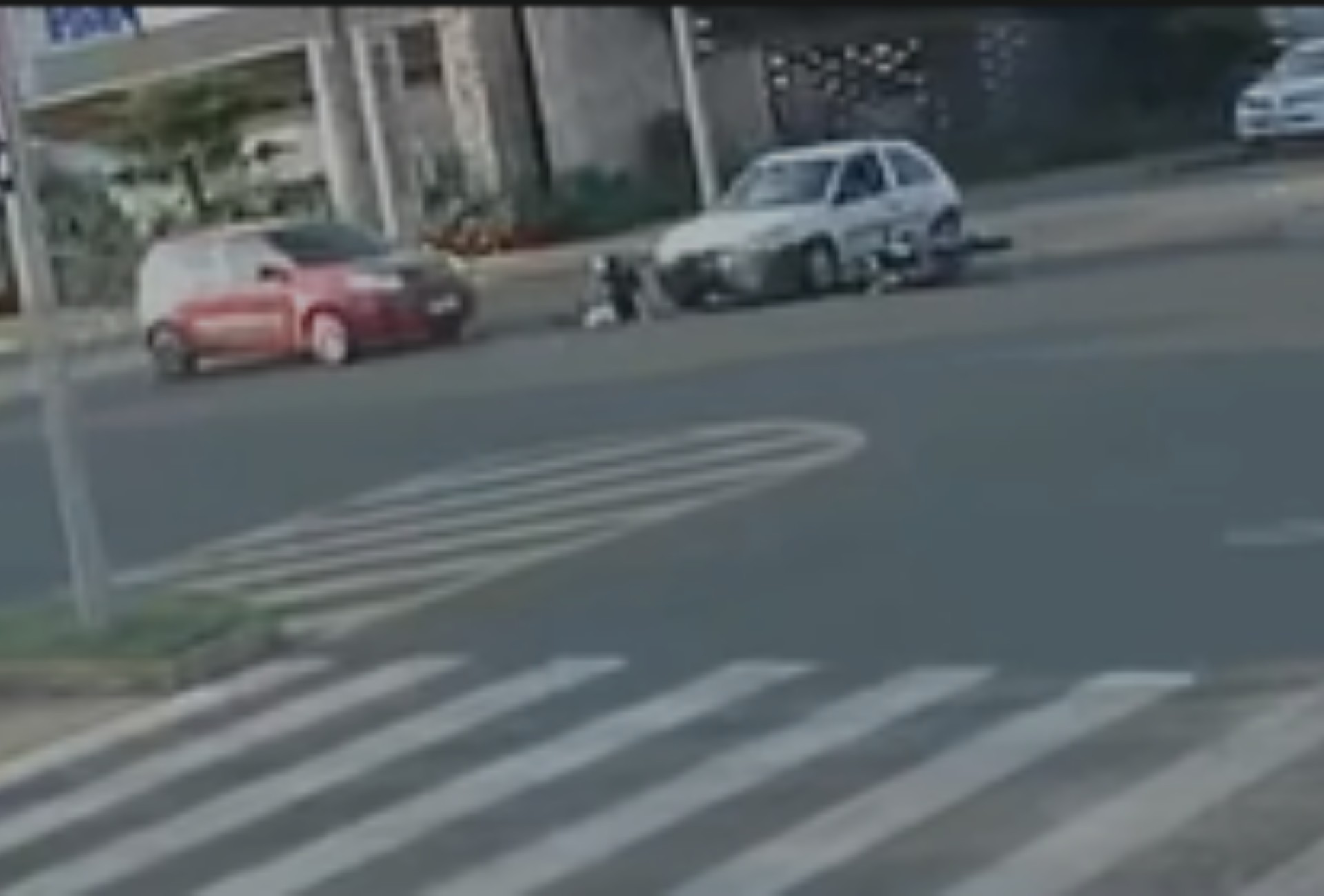 Vídeo mostra batida que matou motociclista entre dois carros em Campo Grande