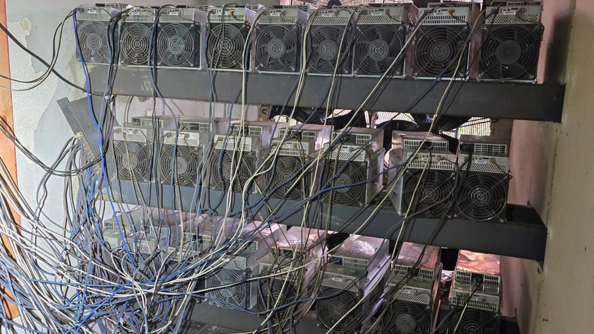 Polícia encontra ‘fazenda’ de mineração de criptomoedas em área do Comando Vermelho no Complexo do Lins