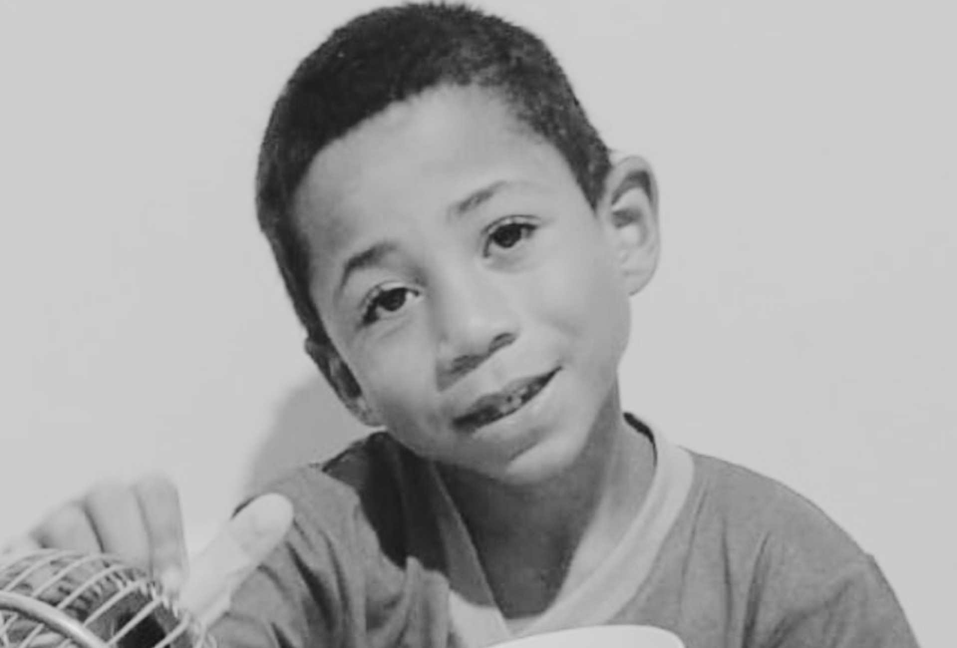 Menino de 8 anos desaparece e é encontrado morto em buraco com água da chuva