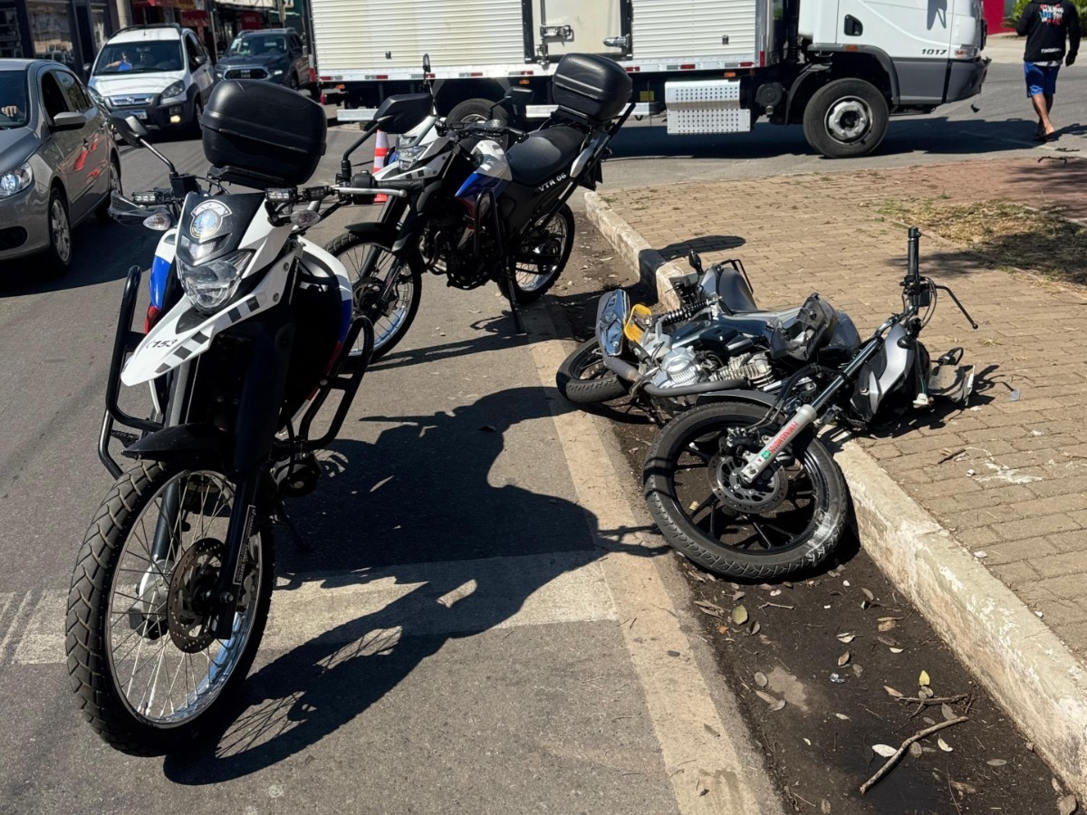 VÍDEO: Adolescente bate moto em caminhão ao fugir da Guarda Civil Municipal em MG