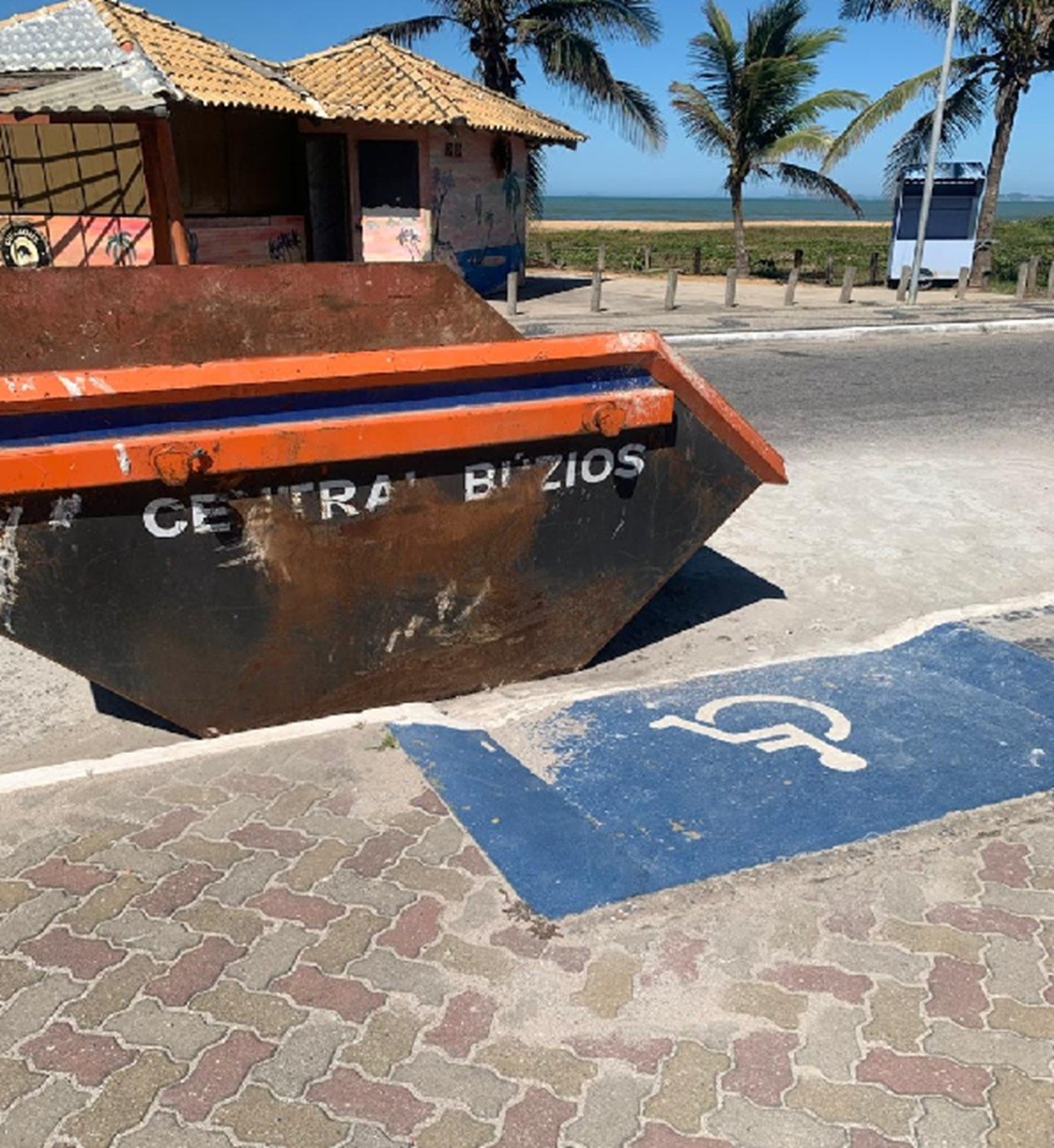 Caçamba bloqueia rampa de acessibilidade em frente a posto de saúde em Cabo Frio