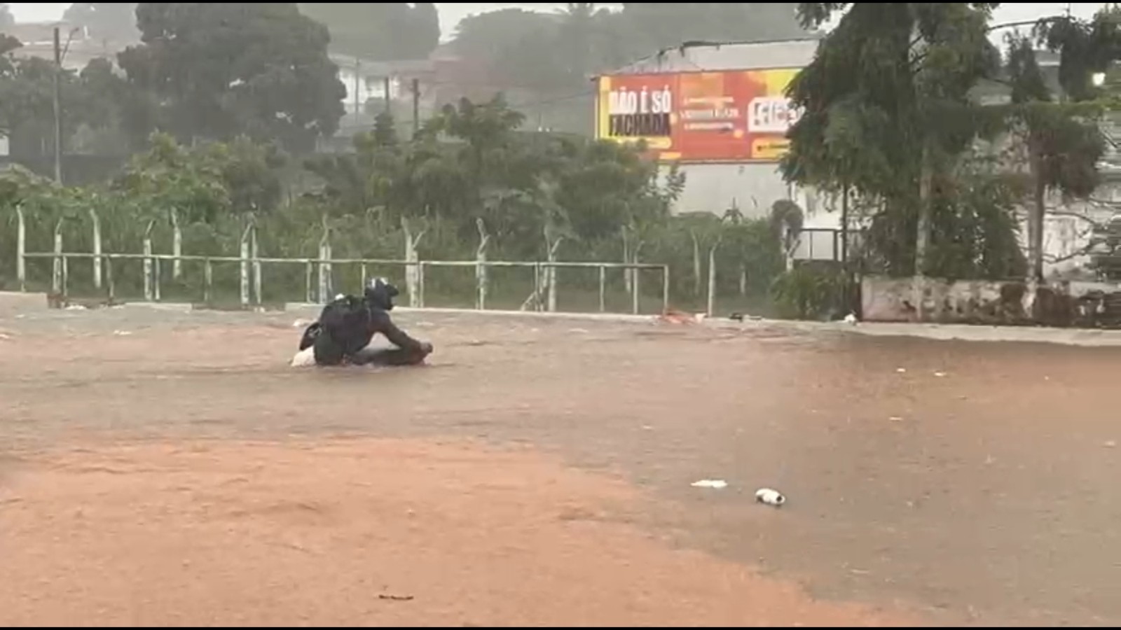 Chuva de mais de 180 milímetros eleva nível da água em mais de um metro pelas ruas de Juazeiro do Norte
