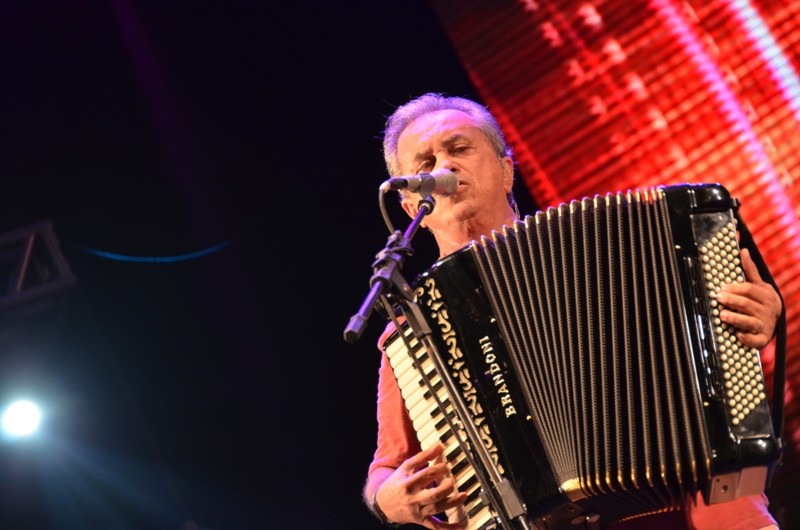 Flávio José encerra com forró pé de serra a última noite da Expoferr 2024