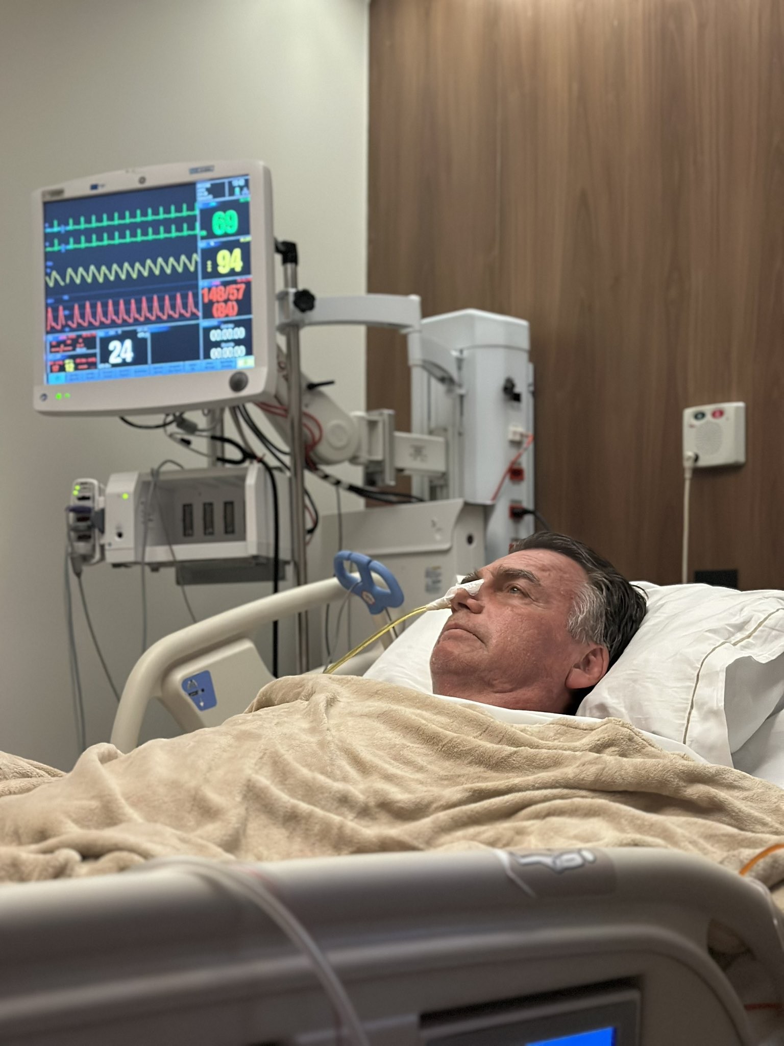 Em segundo dia na UTI, Bolsonaro tem quadro estável e previsão de fisioterapia, diz boletim médico