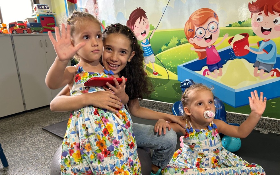 Irmã das gêmeas Heloá e Valentina, separadas após cirurgia em Goiânia, Goiás — Foto: Michel Gomes/g1 Goiás