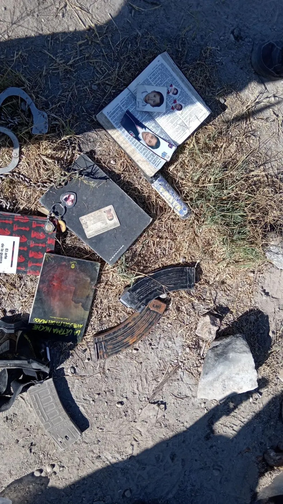 Entre os objetos encontrados na fazenda estavam uma carteira de identidade, fotografias e cartuchos de armas — Foto: GBJ via BBC
